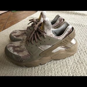Nike huaraches , camo men’s size 9.5